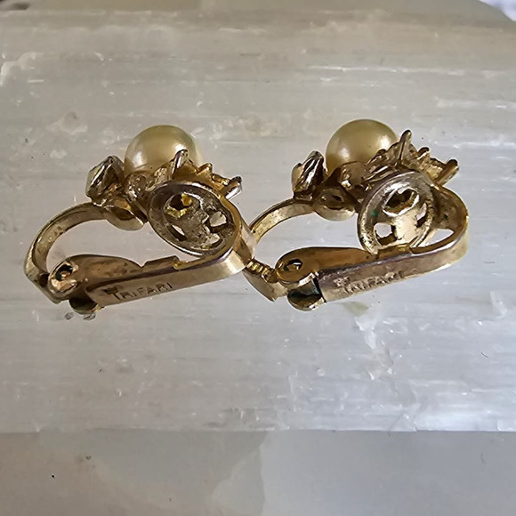 Vintage Signed Crown Trifari Pearl and Crystal Earrings Clip on - Picture 3 of 3